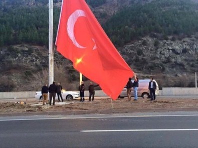 Çiftehan Köyünün Ortasına Dev Bayrak Dikildi