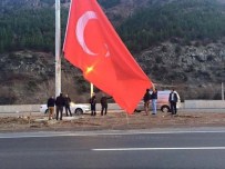 Çiftehan Köyünün Ortasına Dev Bayrak Dikildi