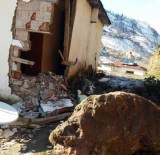 Dağdan Kopan Dev Kaya Faciaya Neden Oluyordu