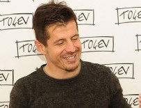 Emre Belözoğlu bu kez sesiyle döktürdü