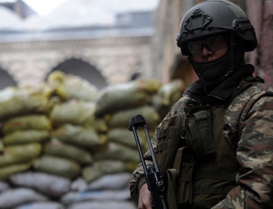 Hainler tünellerde sıkıştılar