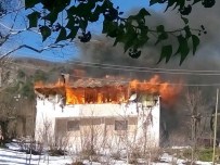 İki Katlı Ev, Yangında Küle Döndü