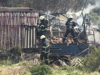 KURUÇEŞME - İtfaiye Yangını Çatıyı Sökerek Söndürdü