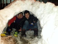SÖMESTR TATİLİ - Kardan Yapılan İgloya 17 Kişi Sığdılar
