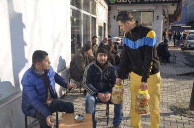 Türkiye-Rusya Gerginliğine Dikkat Çekmek İçin Turşu Ve Ayran Dağıttı