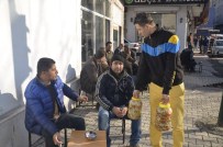 Türkiye-Rusya Gerginliğine Dikkat Çekmek İçin Turşu Ve Ayran Dağıttı