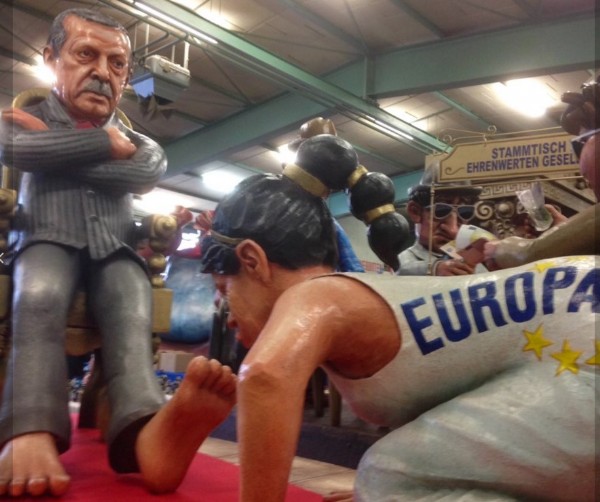 AB'yi diz çöktüren heykel