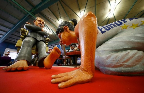 AB'yi diz çöktüren heykel