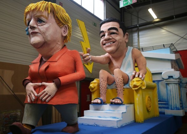 AB'yi diz çöktüren heykel