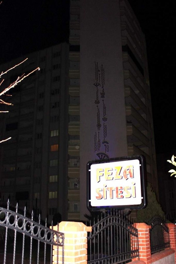 Genç kız 8. kattan ölüme atladı