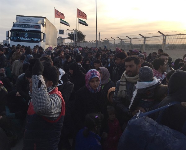 Suriye'deki siviller sınıra kaçıyor