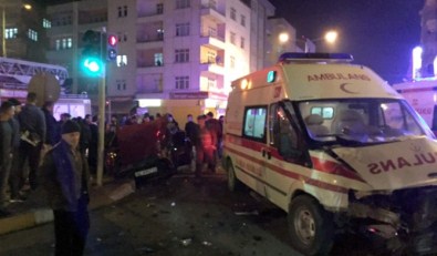 Ambulansla Otomobil Çarpıştı Açıklaması 1 Ölü