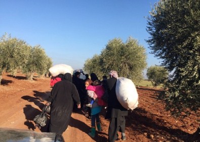 Binlerce Suriyeli Esad'ın Zulmünden Kaçarak Türkiye Sınırına Geliyor