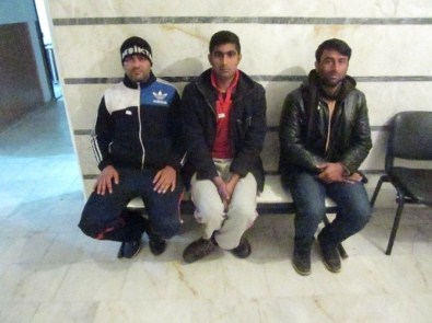 Kuşadası'nda 3 Kaçak Göçmen Ve 2 İnsan Taciri Yakalandı