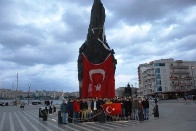Terörü Truva Atı'na Türk Bayrağı Asarak Protesto Ettiler