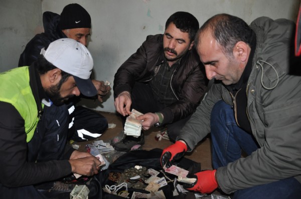 Çöp evden binlerce lira çıktı