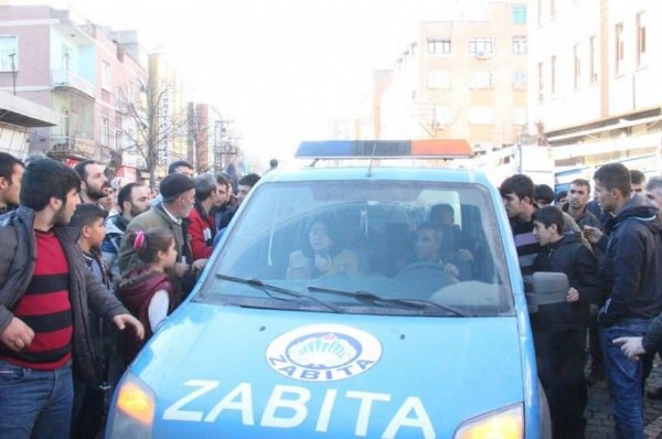 HDP'li vekillere Diyarbakır'da sert tepki