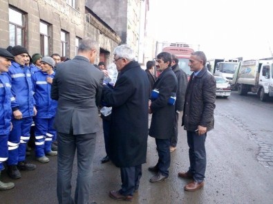 Kars Belediye Başkanlığı'ndan 120 Temizlik İşçine Kışlık Kıyafet