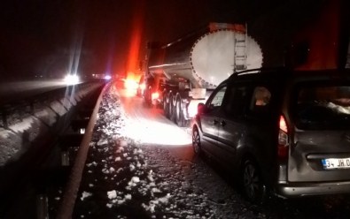 Kayan Tır Yolu Kapattı, 15 Kilometrelik Araç Kuyruğu Oluştu