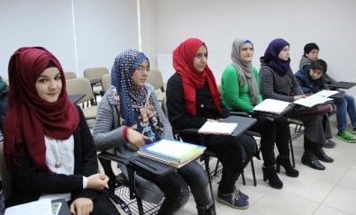 Karaman'da Sığınmacı Ailelerin Çocukları Türkçe Öğreniyor