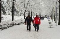KARDAN ADAM - Başkent Parklarında Kar Sefası