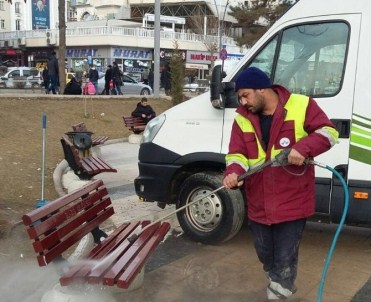 Elazığ'da Meydan Ve Parklarda Kış Temizliği Yapıldı