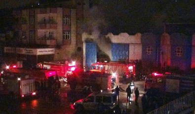 Gaziantep'te İnşaat Malzemeleri Satılan Depoda Yangın Çıktı