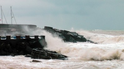 Karadeniz'de Dev Dalgalar Mendireği Aştı
