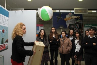 Karşıyaka'daki Bilim Müzesine Ziyaretçi Akını