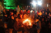 BILGI YARıŞMALARı - Tatilde Öğrenciler Kamplarda Ders Görüyor