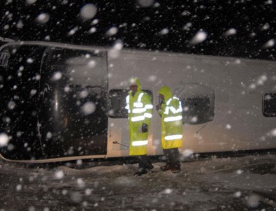 4 yolcu otobüsü devrildi: 85 yaralı