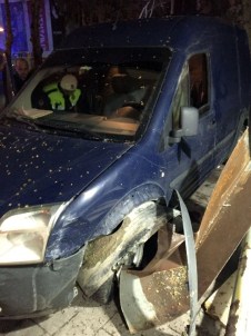 Alkollü Sürücü İş Yerine Daldı, Kaza Güvenlik Kamerasına Yansıdı