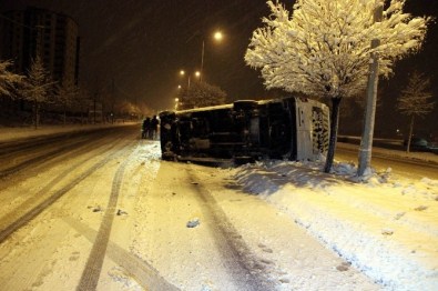 Servis Minibüsü Devrildi