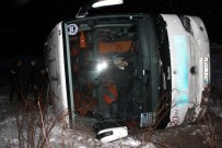 Yolcu Otobüsü Şarampole Devrildi Açıklaması 21 Yaralı