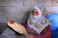 TANDıR EKMEĞI - Bitlis'te Tandır Ekmeği Geleneği Devam Ediyor