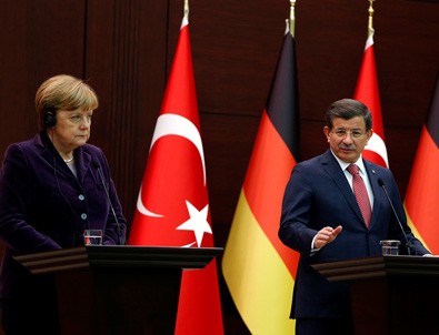 Davutoğlu ve Merkel'den açıklama
