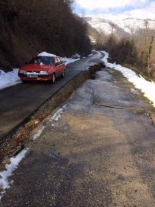 Düzce'de Yağmur Ve Kar Yağışı Yolu Çökertti