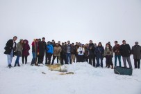ÇıLDıR GÖLÜ - Eskimo Usulü Balık Avına Fotoğrafçı Akını
