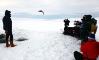 KIŞ TURİZMİ - Gazeteciler, Buzla Kaplı Çıldır Gölü'nde Kamp Yaptı