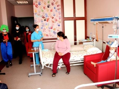 Hastanenin Çocuk Servisinde Tiyatro Gösterisi Düzenlendi