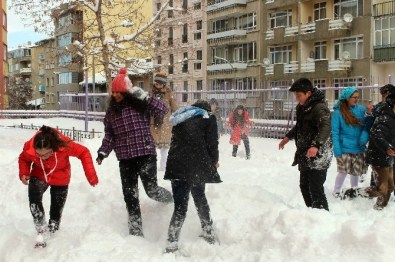 Kar Altında Kalan Doğu'da Çocuklar Kartopu Keyfi Yaşadı