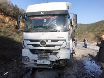 HATALı SOLLAMA - Otomobil Hafriyat Kamyonuyla Çarpıştı Açıklaması 2 Ölü, 5 Yaralı