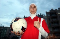 KADIN FUTBOLCU - Türkiye'nin İlk Türbanlı Futbolcusu, Örtülü Kızlara Yeşil Sahanın Kapısını Açtı