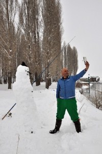 Yaptığı Kardan Adam İle Birlikte Balık Tuttu