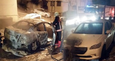 Başkent'te park halindeki 2 araç yandı