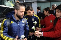 UYGAR MERT ZEYBEK - Fenerbahçe Diyarbakır'da Çiçeklerle Karşılandı