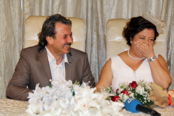 Gelin nikah masasında gülme krizine girerse