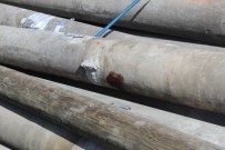 ÇOCUK OYUNU - Beton Direğin Altında Kalan Çocuk Ağır Yaralandı