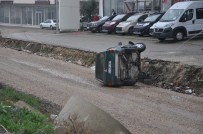 SELİM BAYRAKTAR - Otomobil Tali Yola Uçtu Açıklaması 3 Yaralı
