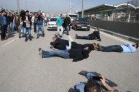 METRO İSTASYONU - Yol Kapatan Otomobil Fabrikası İşçilerine Biber Gazlı Müdahale